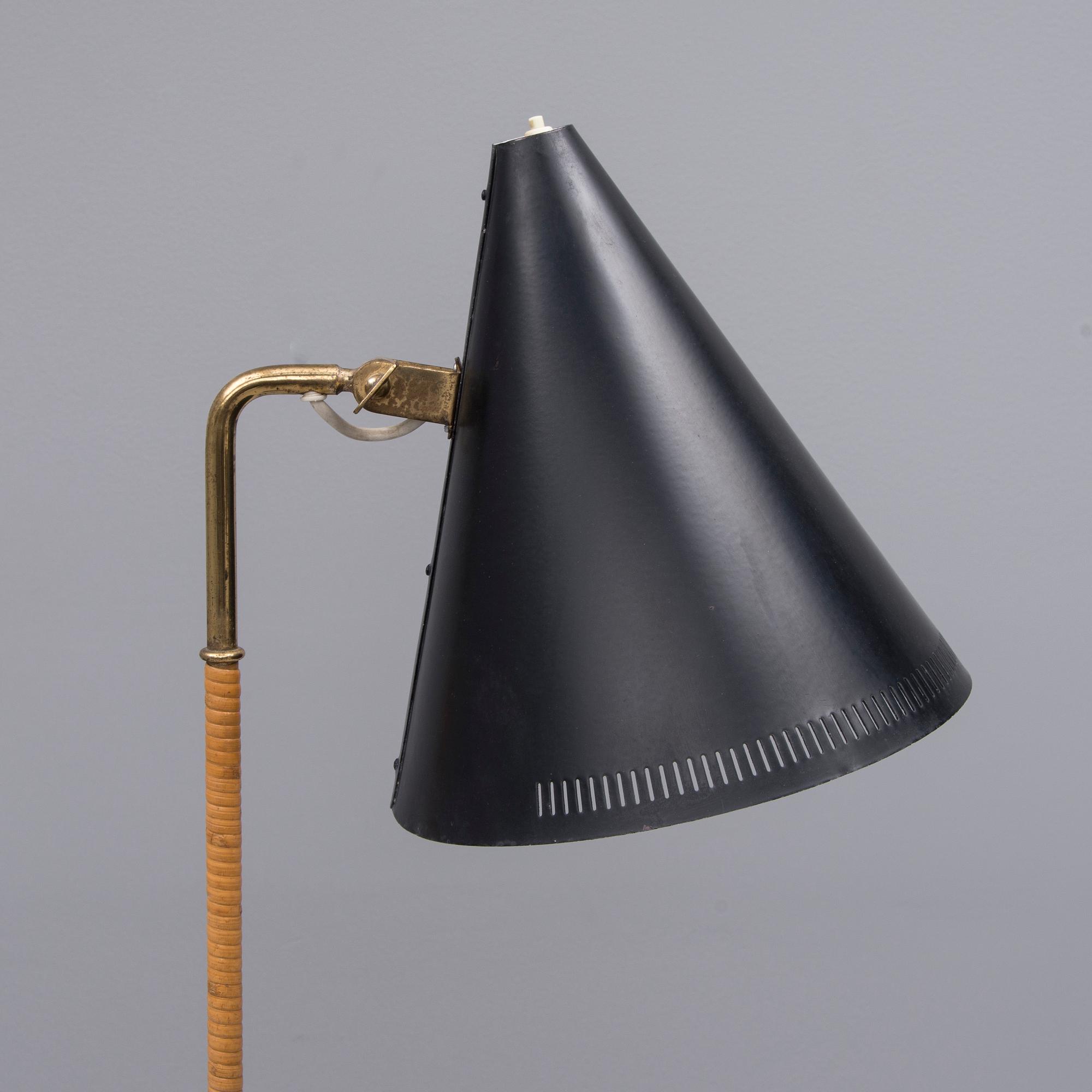 GOLVLAMPA, K10-10, Paavo Tynell, tillverkad av Idman. 1950-tal.