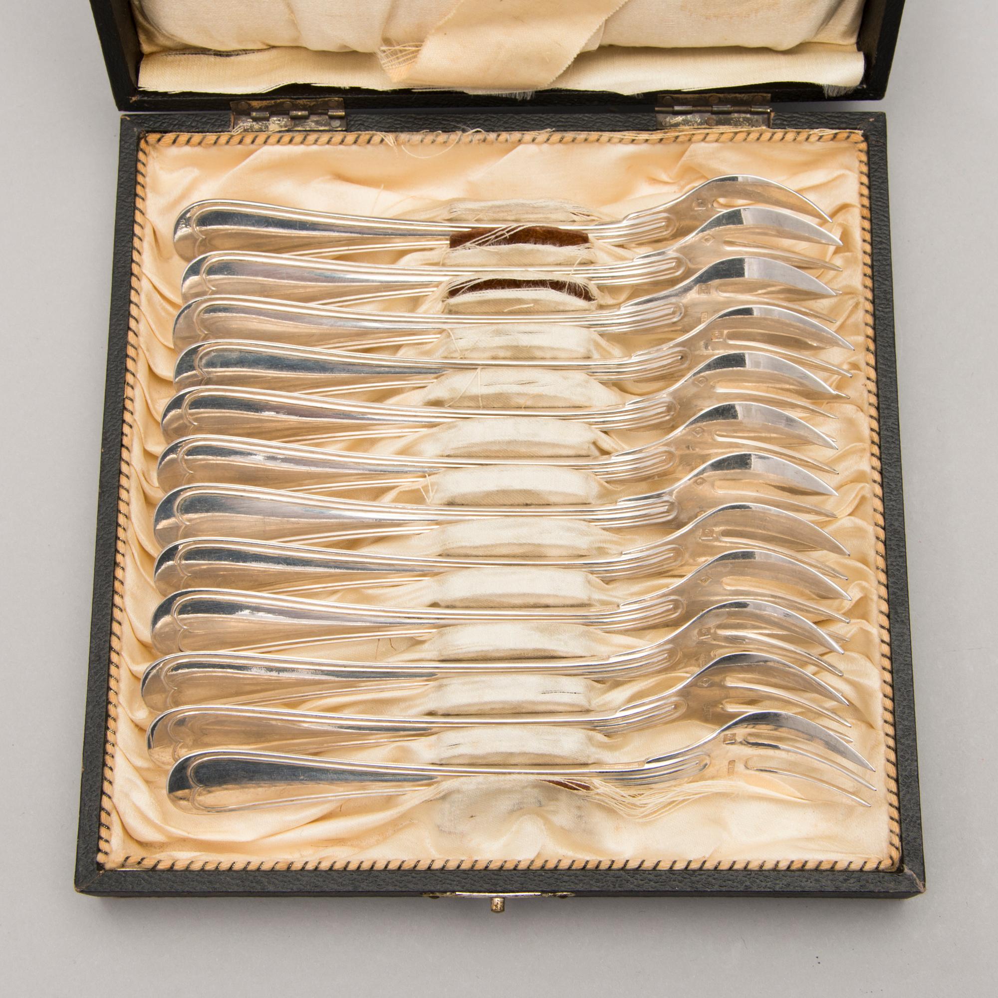 A SET OF 12 OYSTER FORKS, plate. Miele & Co.