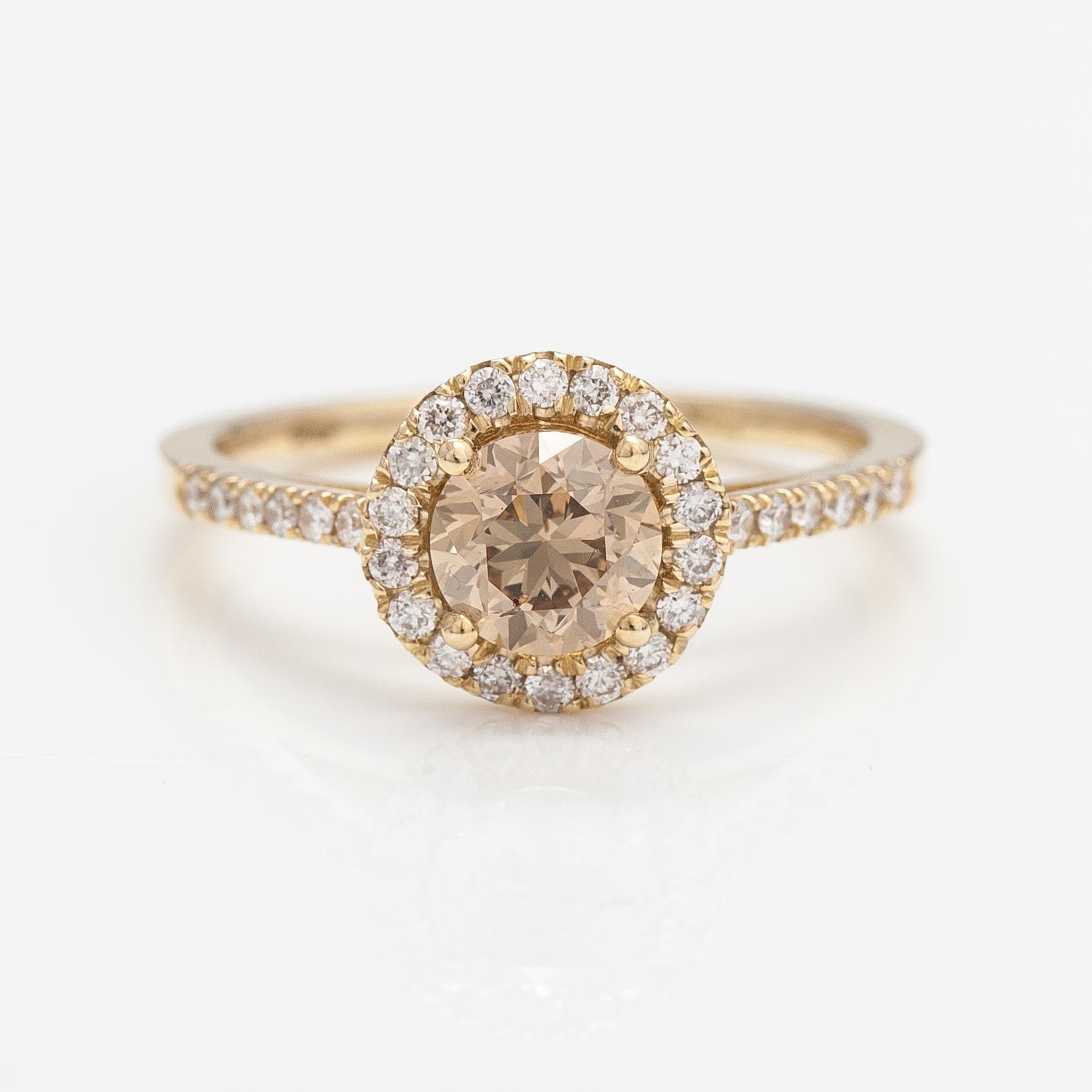 A 14K gold ring with diamonds ca. 1.02 ct in total. AIG certificate.