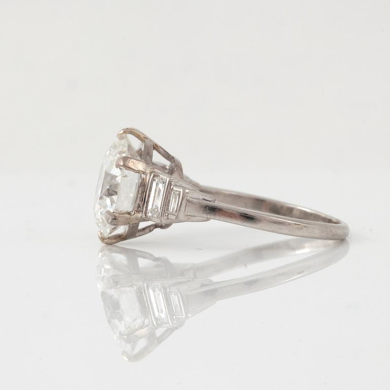 RING med en briljantslipad diamant 6.54 ct, kvalitet G/VVS2 enligt certifikat från GIA.