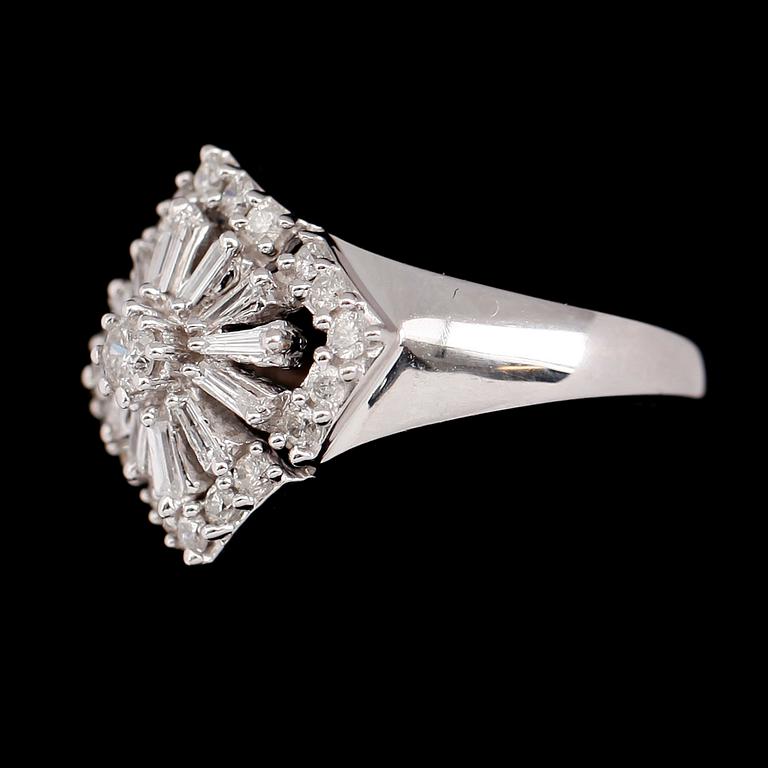 RING, 10 k vitguld, briljant- och baguettslipade diamanter tot 0.65 ct.