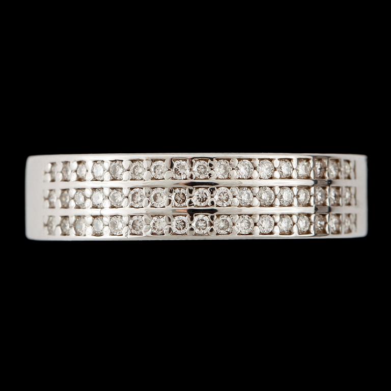 RING, 14k vitguld med briljantslipade diamanter tot ca0,35ct. 2000-tal. Vikt ca4,4g.