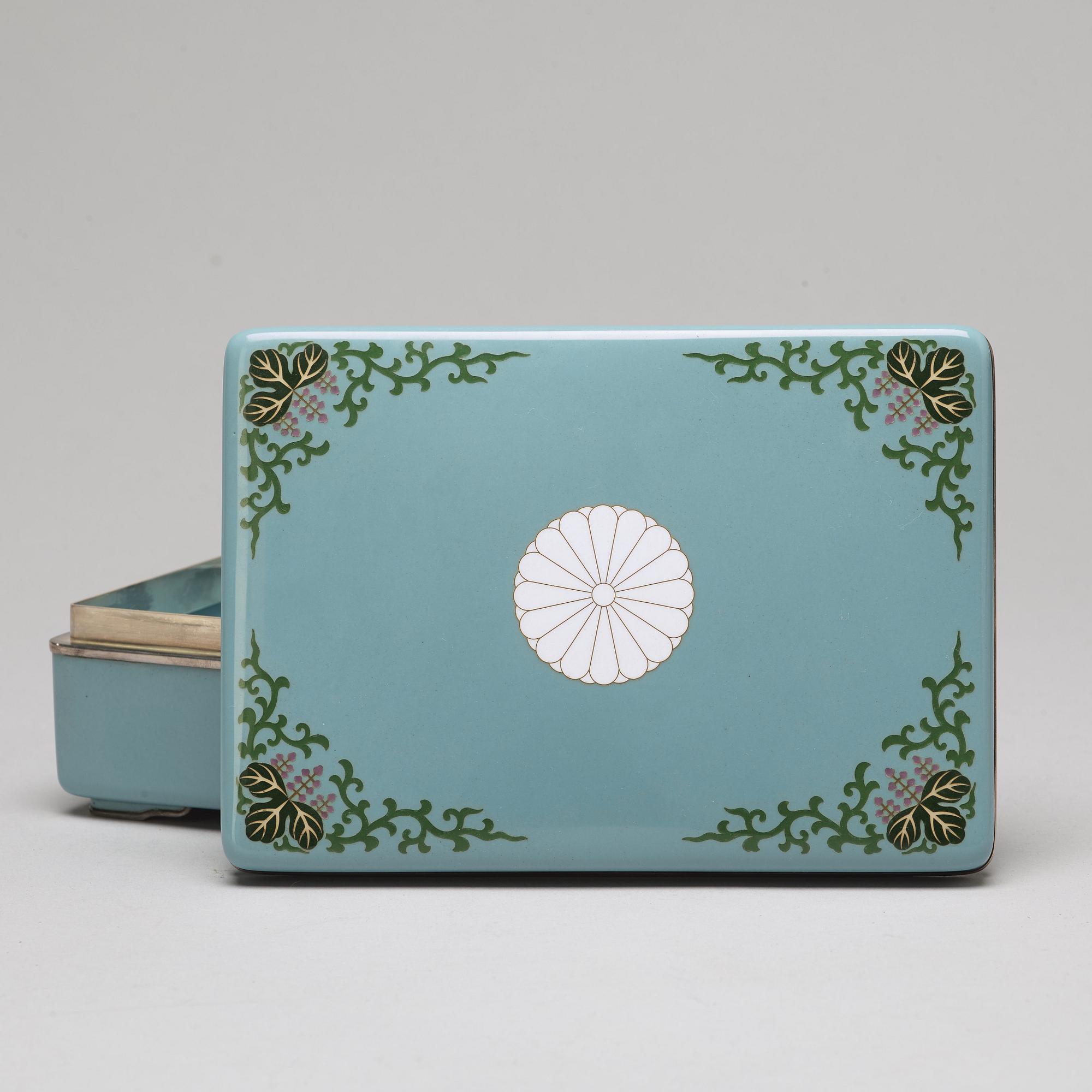 ASK med LOCK, emalj och silver. Japan, 1900-tal.