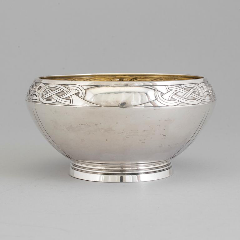 A Norwegian design parcel-gilt bowl, maker's mark David Andersen, Oslo, Norway 1905.