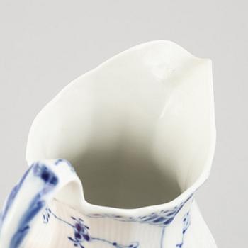 Kanna, porslin, Royal Copenhagen, "Musselmalet halvblond", modell 646, 1965.