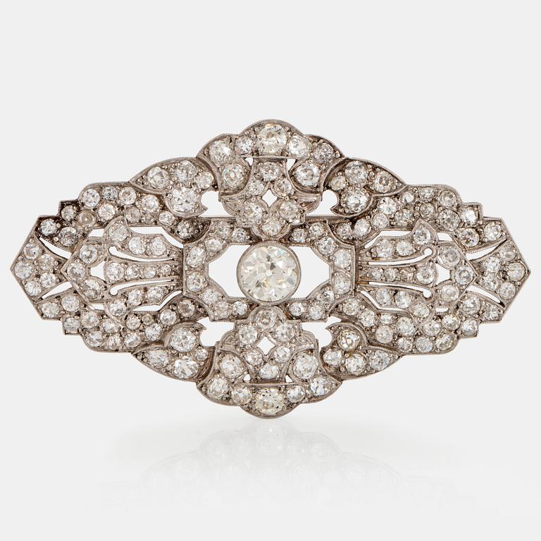 A platinum brooch set with old-cut diamonds with a total weight of ca 6.50 cts.