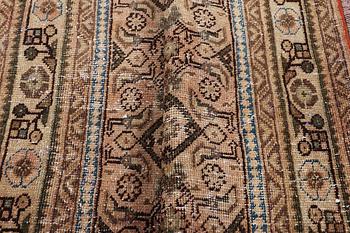 A Persian carpet, vintage design, approx. 295 x 191 cm.