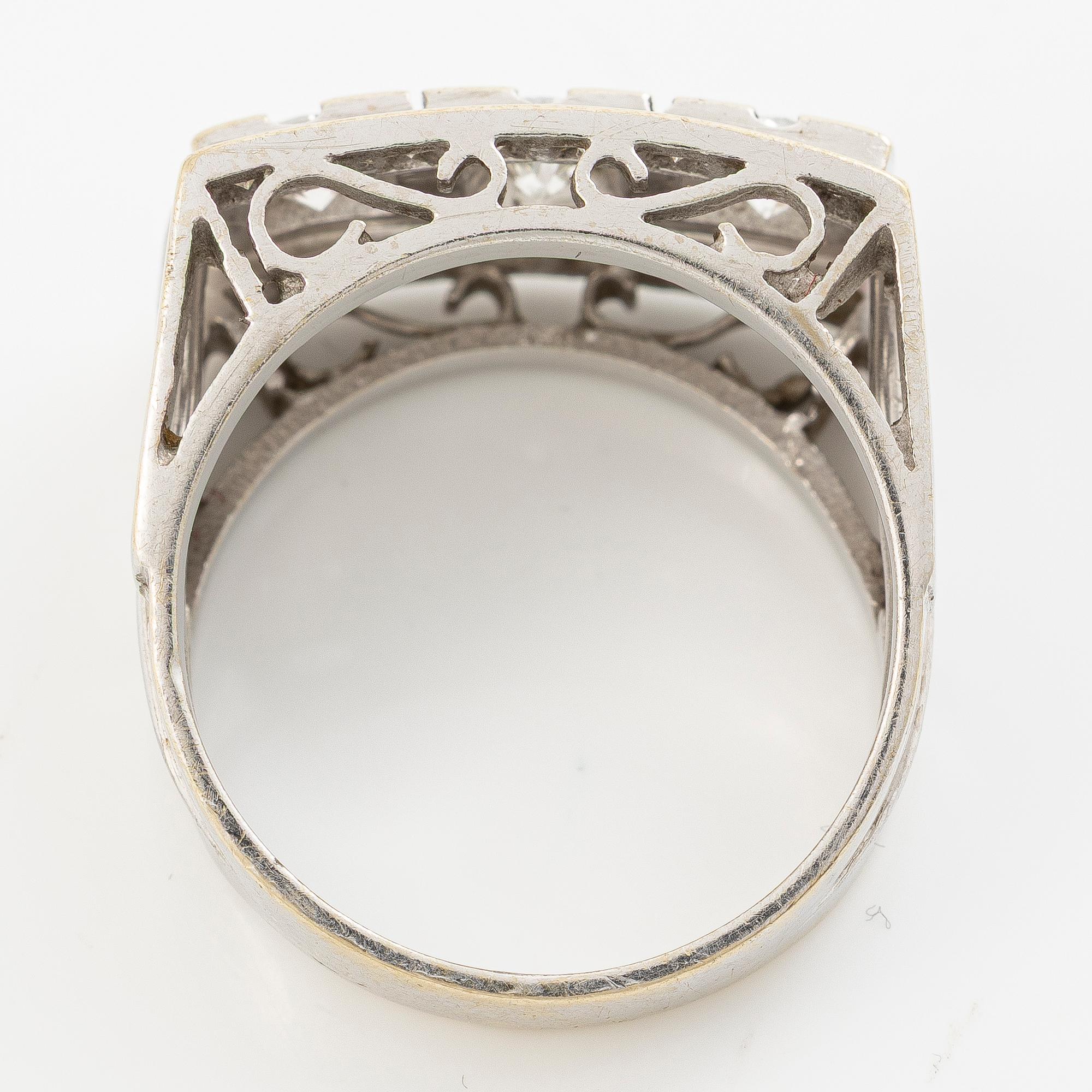 Ring, 18K white gold, set with three brilliant-cut diamonds and octagonal-cut diamonds.