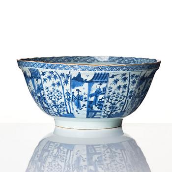 A large blue and white bowl, Qing dynasty, Kangxi (1662-1722).