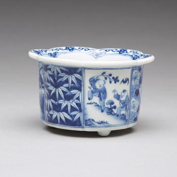 A blue and white porcelain pot / censer, Qing dynasty, circa 1700.