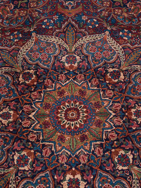SEMI-ANTIQUE YAZD. 355,5 x 254,5 cm (as well as approximetley 1,5 cm blue flat weave at each end).