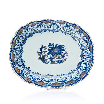 1144. A blue and white serving dish, Qing dynasty, Qianlong (1736-95).