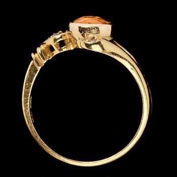 RING, 18k guld med 5 små briljantslipade diamanter samt gul sten. Vikt 5 g.