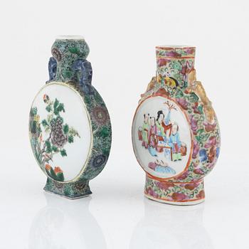 Two porcelain moon flasks, China, Qing dynasty, 19th-20th century.