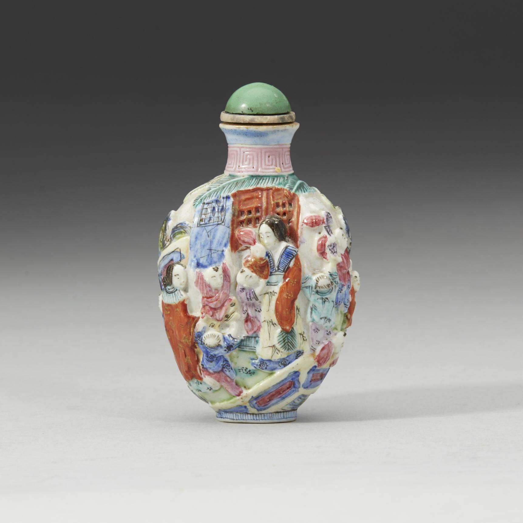 A famille rose snuff bottle, late Qing dynasty, 19th Century.