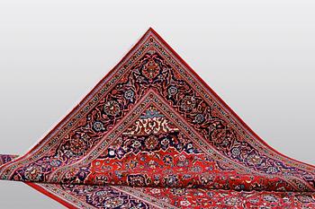 A carpet, Kashan 284 x 195 cm.