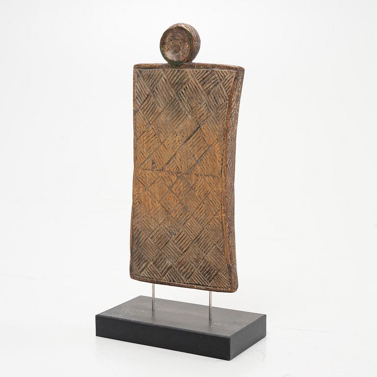 Twelve sculptures, reportedly from Makonde, Tanzania, Luba, Congo, and moore, from the second half of the 20:th century.