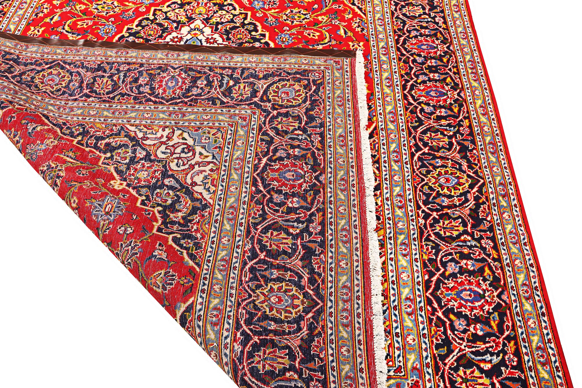 A Kashan carpet, a. 305 x 200 cm.