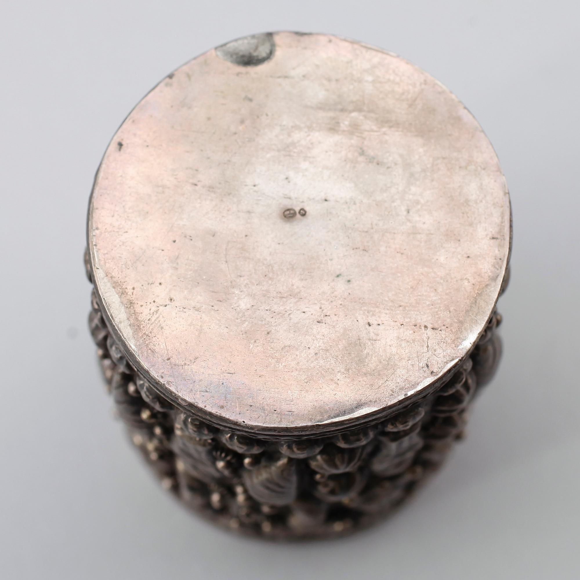 LOCKDOSA, silver, svenska importstämplar, 1900-talets första hälft. Vikt ca 129 g.