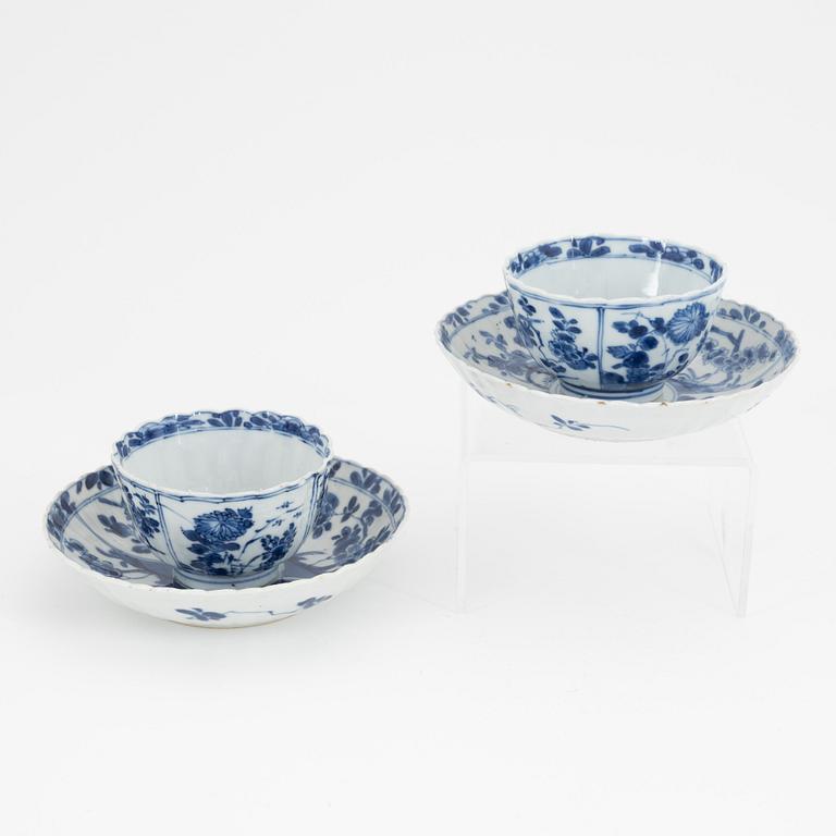 Two Chinese blue and white porcelain cups with saucers, Kangxi (1662-1722).