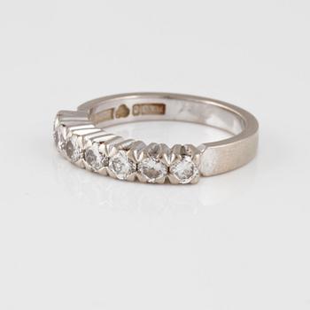RING, 18K vitguld med briljantslipade diamanter 0.70 ct, Juvel-Magnus, Göteborg, 1974. Vikt 4,2 gram.