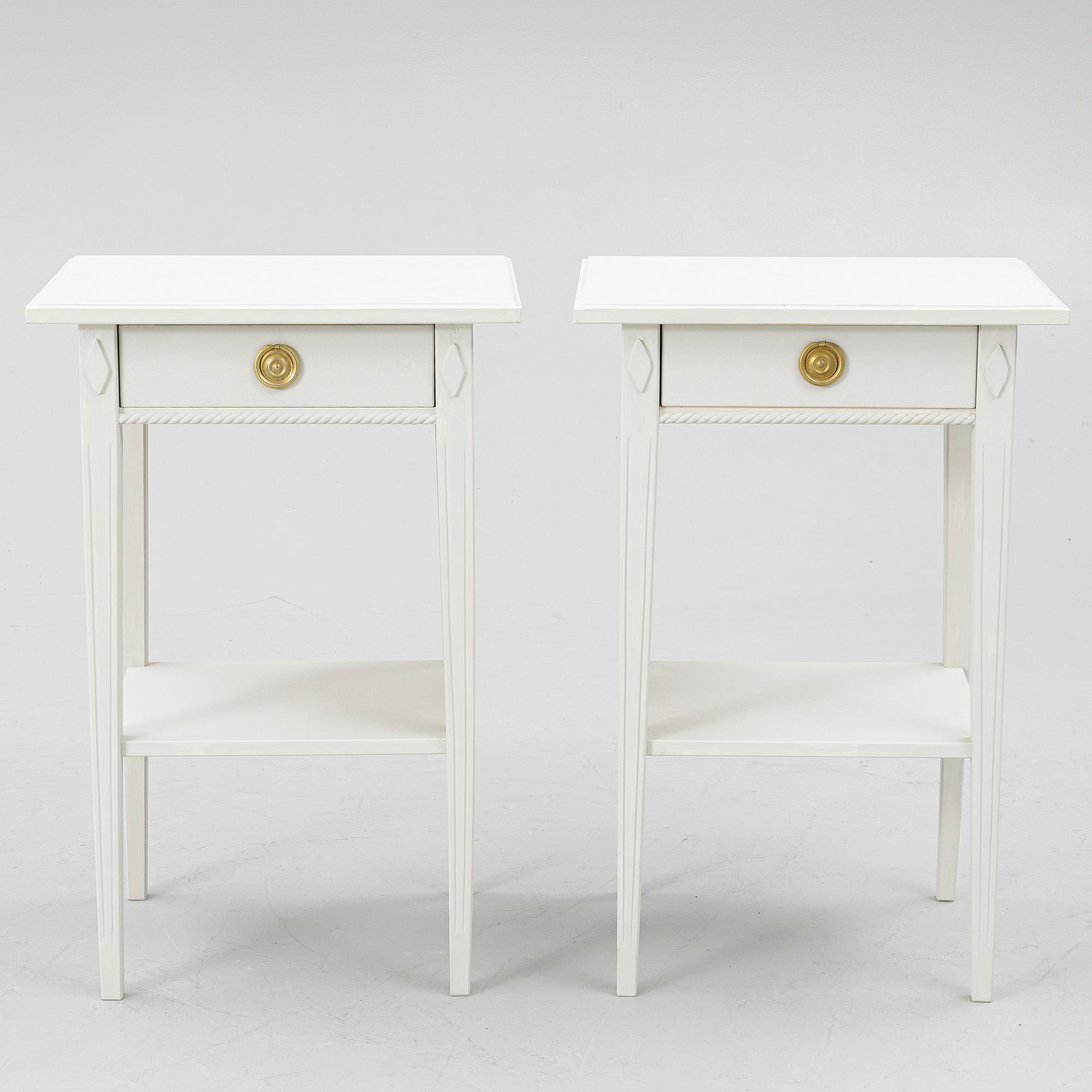 Sängbord, ett par, gustaviansk stil, samtida tillverkning.