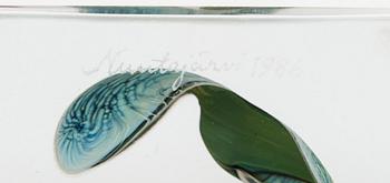 ÅRSKUB, glas, signerad Oiva Toikka, Nuutajärvi 1986, 568/2000.