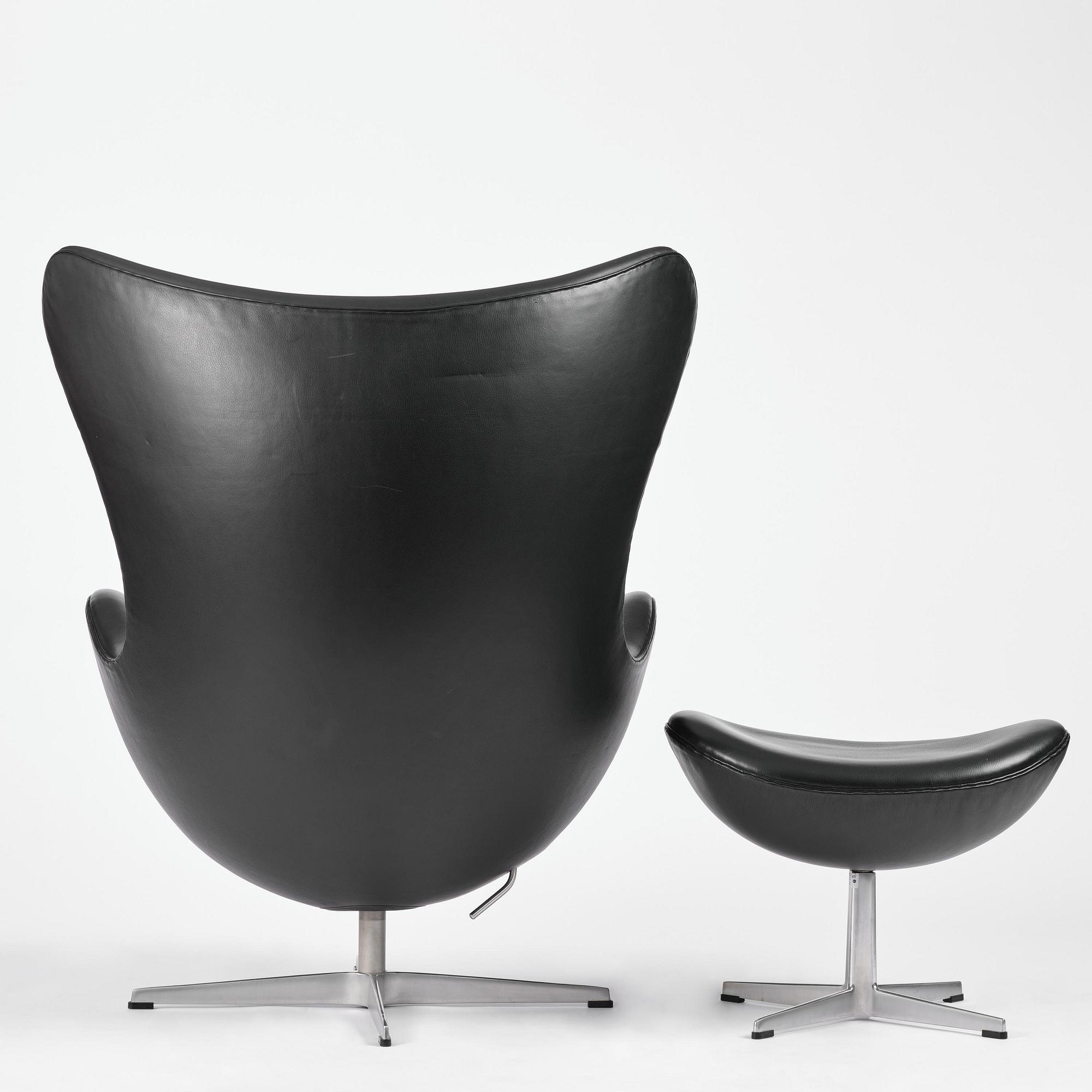 Arne Jacobsen, fåtölj med fotpall, "Ägget", Fritz Hansen, Danmark, 2001.