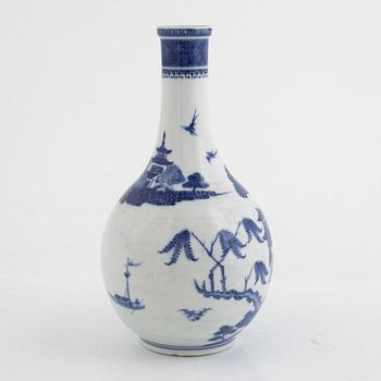 A Chinese blue and white porcelain flask, Qng dynasty, Qianlong (1736-95).