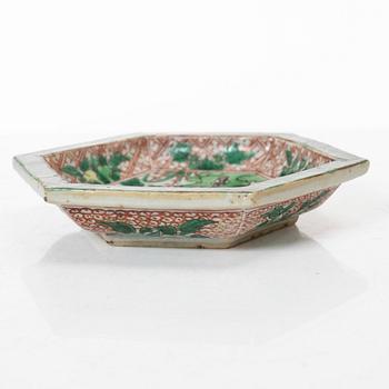 Skålfat, tre stycken, porslin. Kina, 1600-tal.