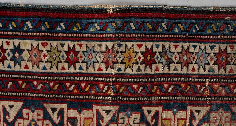 Matta, antik/semiantik Shirvan sannolikt, ca 178-180 x 125-129,5 cm (kortsidorna inklusive 2-2,5 cm "slätväv"),