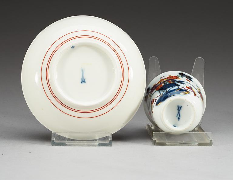 KOPP med FAT, porslin. Meissen, ca 1735.