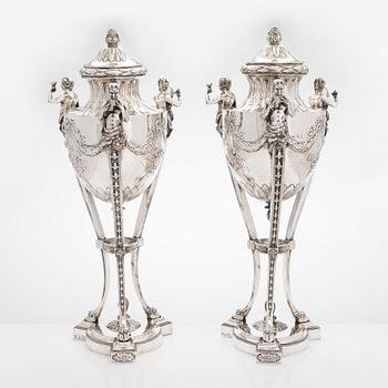 A pair of 'Historismus' silver cassolettes, pseudo marks, J.D. Schleissner & Söhne, Hanau, around 1920. Height 56 cm.
