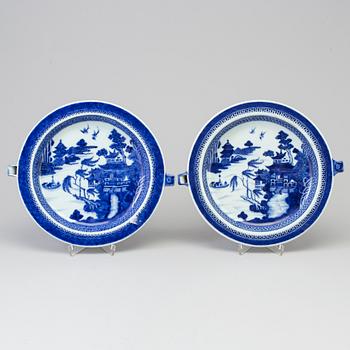 A pair of blue and white export porcelain hot warmer dishes, Qing dynasty, Qianlong (1736-95).