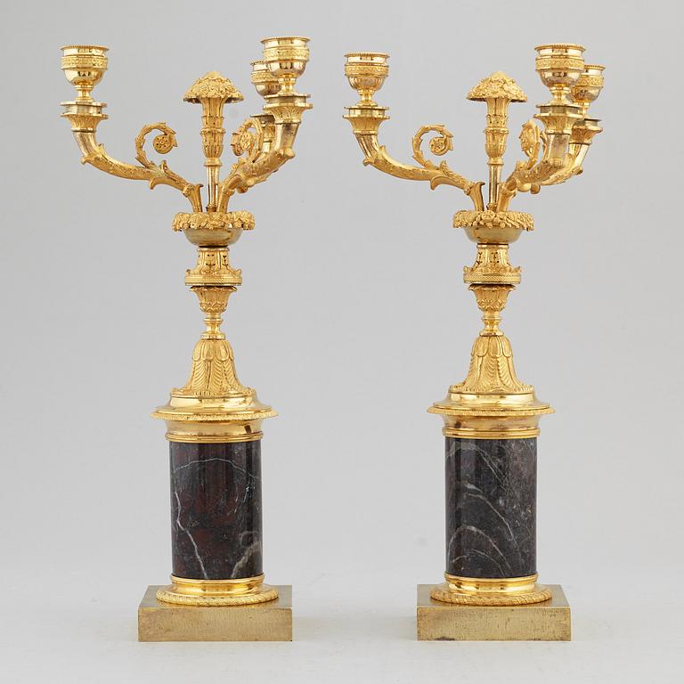 KANDELABRAR, ett par, förgylld brons och marmor, 1800-talets första hälft.
