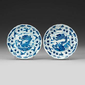 A pair of blue and white dragon dishes, Qing dynasty Kangxi (1662-1722). With Chenghuas six characters mark.