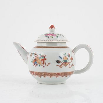 An enamelled Chinese teapot, Qing dynasty, 18th century.