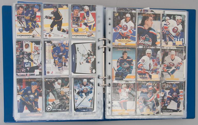 Lot of ice hockey trading cards, circa 650 pcs in an album.