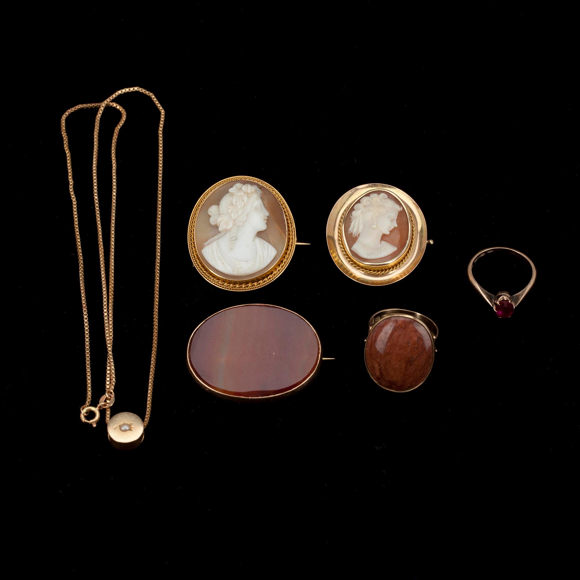 BROSCHER, 3 st, RINGAR 2 st, HÄNGSMYCKE, guld 14/18K, diverse finska stämplar.