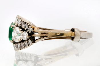 Ring 18K vitguld med 1 smaragd och gammalslipade briljanter och briljanter ca 1 ct.