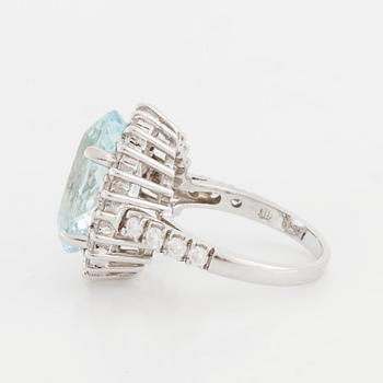 RING med akvamarin och briljantslipade diamanter.