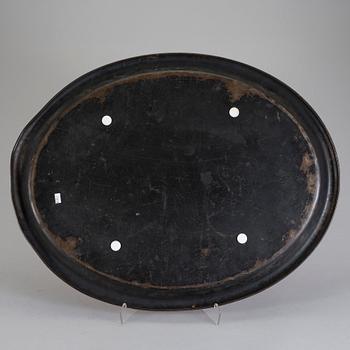 BRICKA, bemålad plåt med kineserier, 1800-tal.