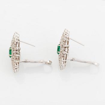 Ett par örhängen 18K vitguld med fasettslipade smaragder.