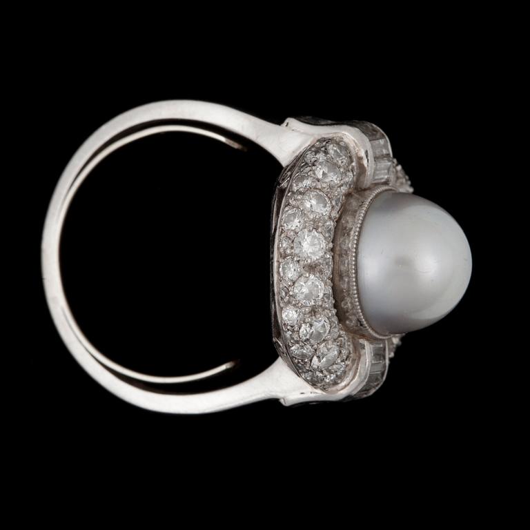 RING med grå odlad halvpärla samt 64 st briljant-, åttkant- samt baguetteslipade diamanter totalt ca 1.50 ct.