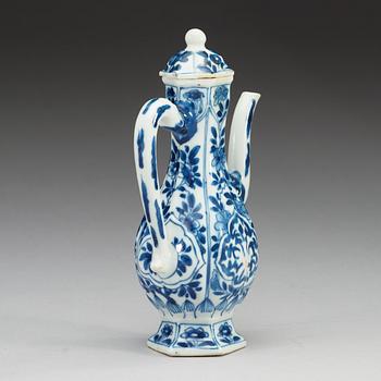 VINKANNA med LOCK, porslin. Qing dynastin, Kangxi (1662-1722).