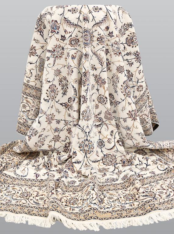 A part silk Nain carpet, so-called 6LAA, approx. 400 x 304 cm.