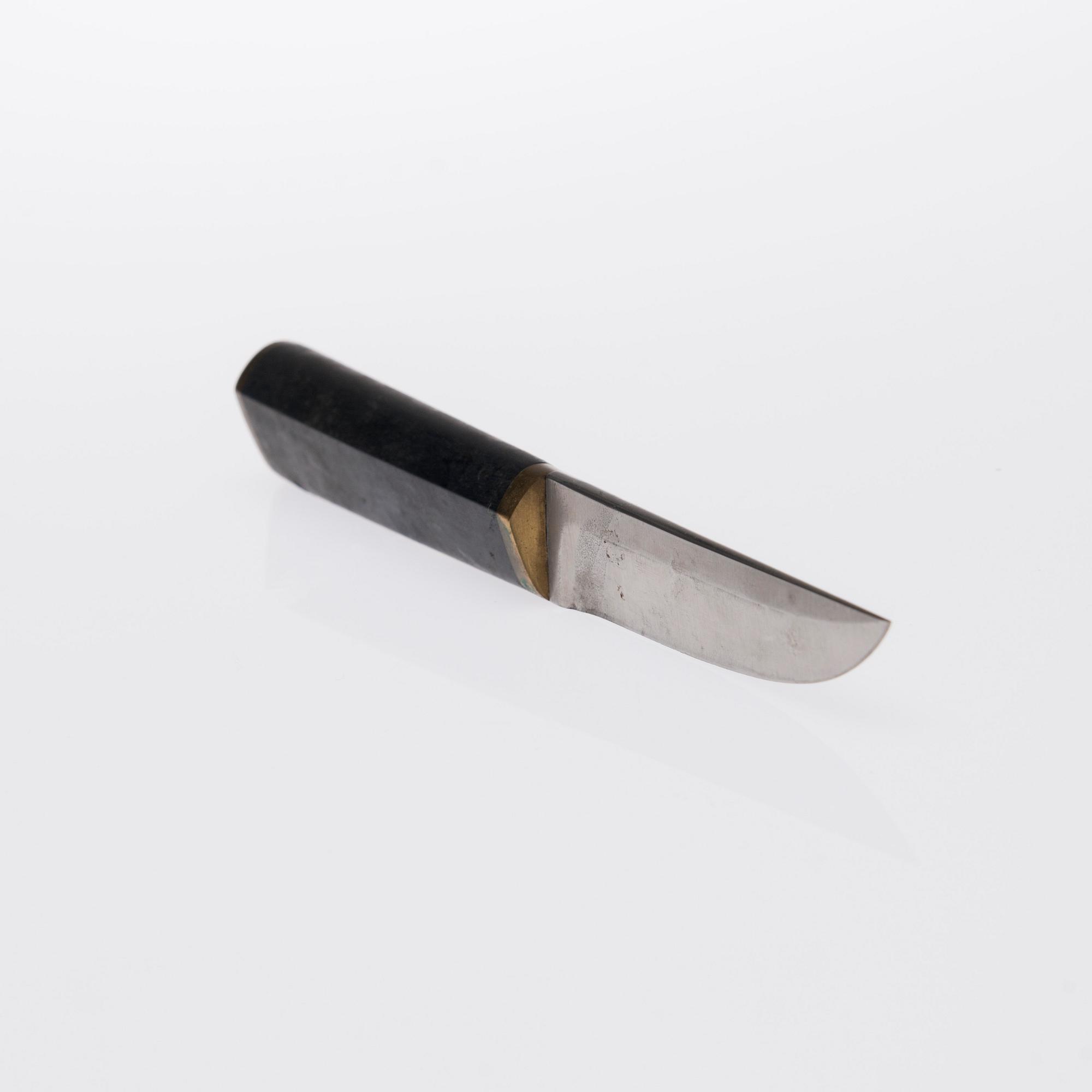 PUUKKO-KNIV, rostfritt stål, nylon och mässing, märkt  Tapio Wirkkala, Hackman Finland. Formgiven 1961.