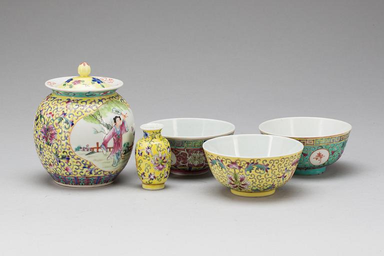 BOJAN MED LOCK och SKÅLAR, 3 st samt VAS, porslin, Kina 18/1900-tal.