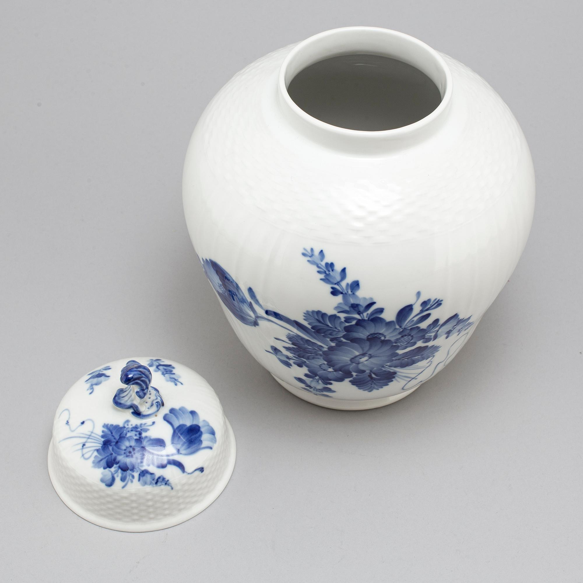A Royal Copenhagen 'Blå blomst' jar with cover, 20th Century.