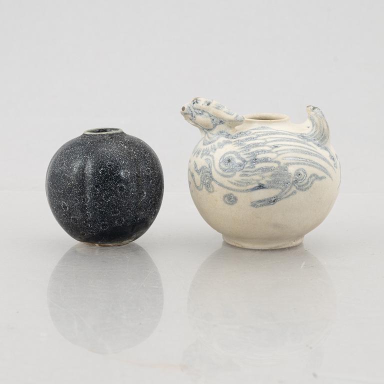 Two Vietnamese small ceramic vases, 15th/16th century, "Hoi An".